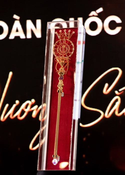 Phần trên của chiếc trượng mang hình ảnh chiếc đồng hồ nâng đỡ vương miện, ghi dấu hành trình "Thập kỷ hương sắc" và kỳ vọng mở ra nhiều thập kỷ nhan sắc mới thành công, vang vọng trong tương lai. Ảnh: Lao động