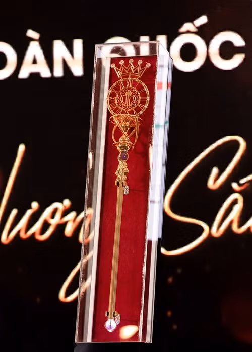 Phần trên của chiếc trượng mang hình ảnh chiếc đồng hồ nâng đỡ vương miện, ghi dấu hành trình "Thập kỷ hương sắc" và kỳ vọng mở ra nhiều thập kỷ nhan sắc mới thành công, vang vọng trong tương lai. Ảnh: Lao động