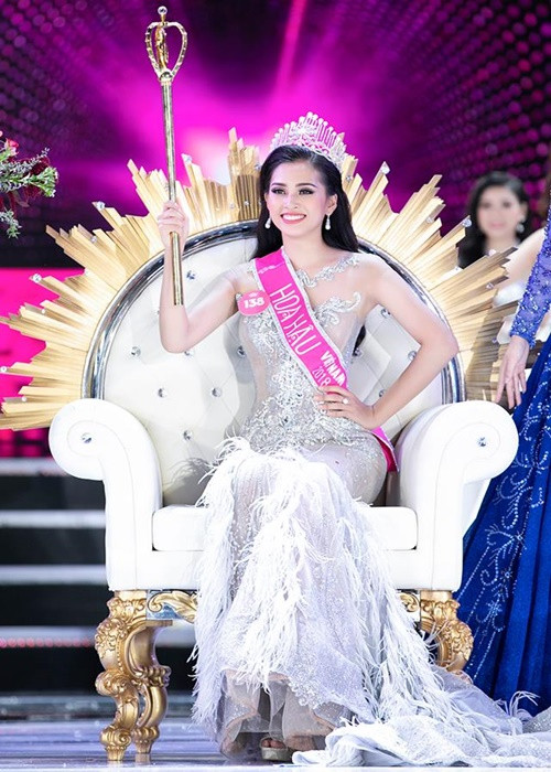 Năm 2018, khi lên ngôi Hoa hậu Việt Nam, Trần Tiểu Vy nhận chiếc quyền trượng sử dụng chất liệu ánh vàng với điểm nhấn chính là logo và vương miện Hoa hậu Việt Nam. Ảnh: Dân Việt