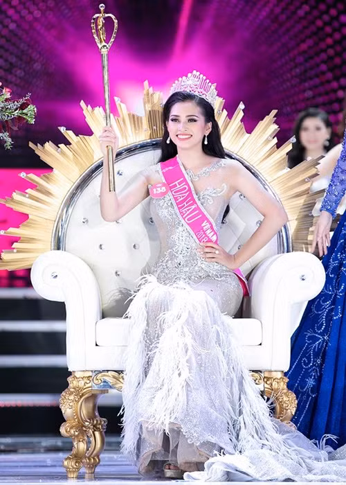 Năm 2018, khi lên ngôi Hoa hậu Việt Nam, Trần Tiểu Vy nhận chiếc quyền trượng sử dụng chất liệu ánh vàng với điểm nhấn chính là logo và vương miện Hoa hậu Việt Nam. Ảnh: Dân Việt