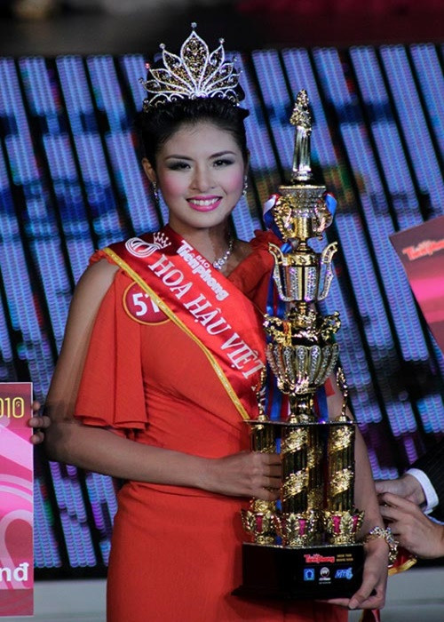 Chiếc quyền trượng Hoa hậu Việt Nam 2010 khá nặng khiến Ngọc Hân phải dùng hai tay để đỡ. Ảnh: Lao động