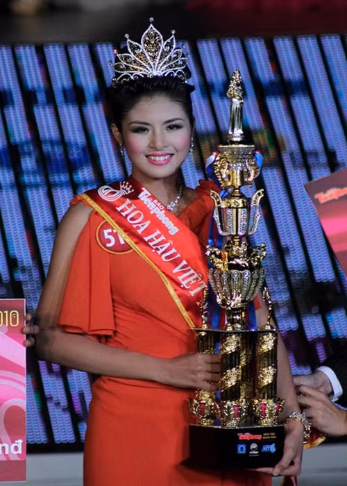 Chiếc quyền trượng Hoa hậu Việt Nam 2010 khá nặng khiến Ngọc Hân phải dùng hai tay để đỡ. Ảnh: Lao động