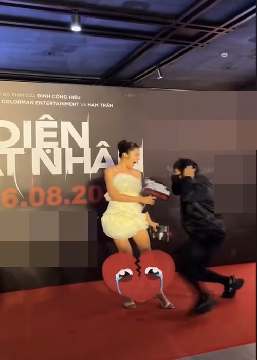 Nhân vật áo đen hù dọa chị gái Nam Em ngay trên thảm đỏ. Ảnh: Yeah1