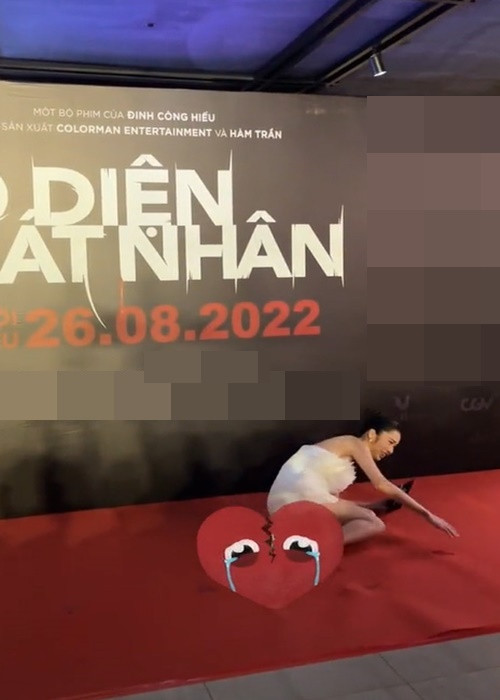 Người đẹp cố gắng đứng dậy sau sự cố. Ảnh: Yeah1