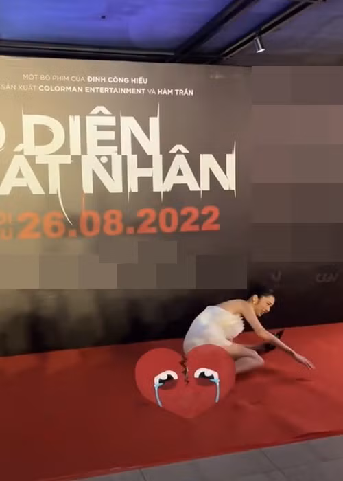 Người đẹp cố gắng đứng dậy sau sự cố. Ảnh: Yeah1