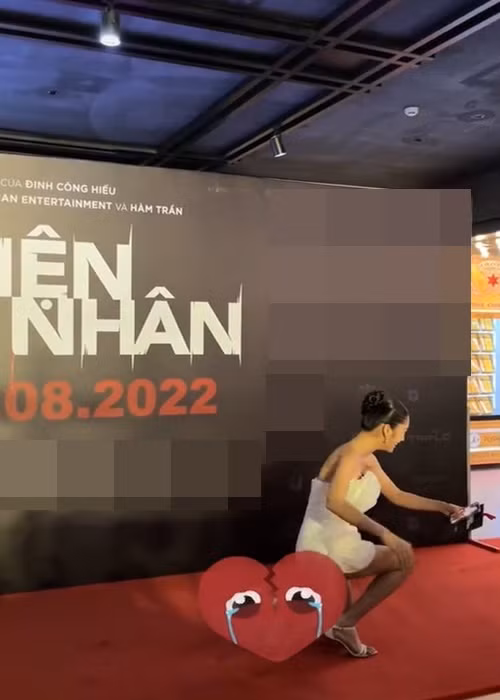 “Rất là quá đáng, đây lại là con gái đang mang giày cao gót. Trật cổ chân thì hậu quả không lường được”, “Kém tinh tế nha, té xong không đỡ dậy nữa”, “Vô duyên cứ tưởng hài hước”, bình luận của một số cư dân mạng. Ảnh: Yeah1