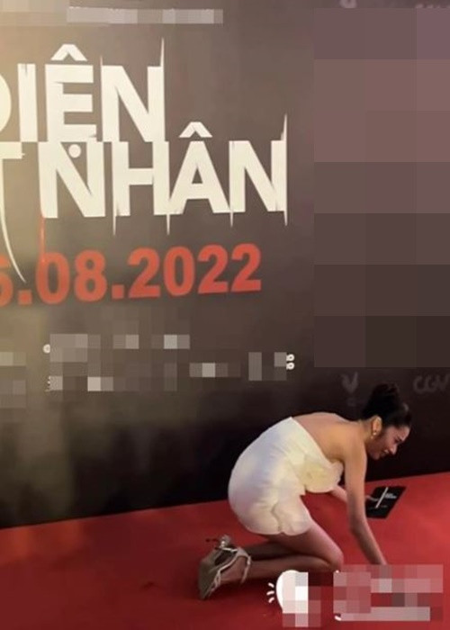 Theo Dân Trí, nhân vật áo đen do ban tổ chức sự kiện sắp xếp nhằm tạo bất ngờ cho khách mời. Tuy nhiên, nhiều khán giả bức xúc cho rằng trò đùa của ban tổ chức kém duyên. Ảnh: Saostar