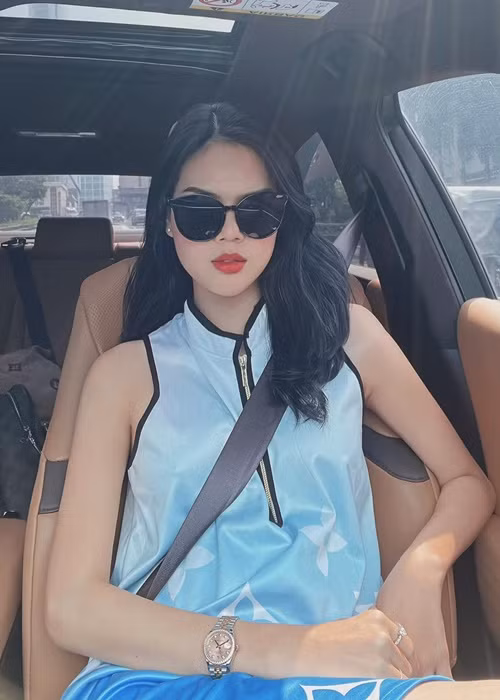 Ngọc Trinh từng cùng một lúc chạy 3 phim trường, đi quay từ 6h sáng đến 11-12h đêm, không có nổi 30 phút đi gặp gỡ bạn bè. Ảnh: FBNV