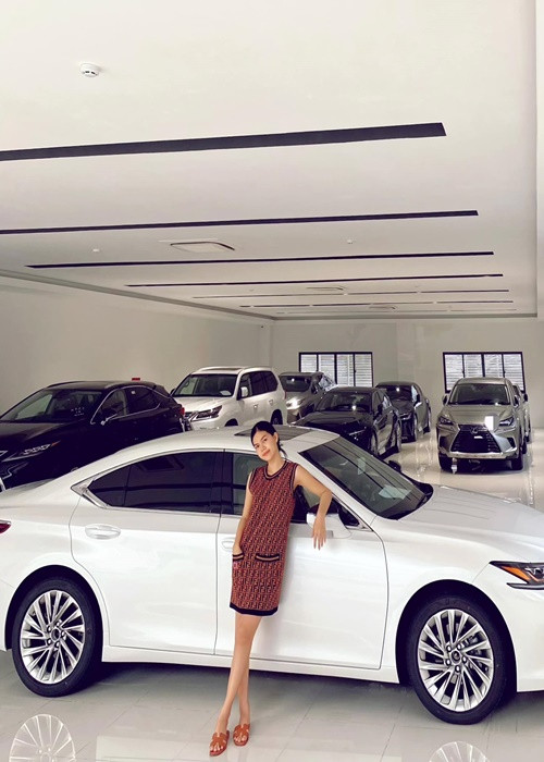 Trong cuộc phỏng vấn với Saostar, Ngọc Trinh cho hay: "Trước đây tôi không thích mua xe riêng vì bản thân là một người tự lập kinh tế, nên mọi chi tiêu đều tính toán rất kỹ. Đồng tiền sinh ra tiền mới đầu tư vào còn những kiểu như xe sang và đồ hiệu là tiêu sản. Tôi không có đam mê, nhưng sau này nhiều biến cố xảy ra khiến bản thân cũng thay đổi tư duy và suy nghĩ, những gì mình vất vả làm ra được thì mình nên tận hưởng nó một cách trọn vẹn nhất, vì cuộc sống này thật sự là vô thường". Ảnh: FBNV