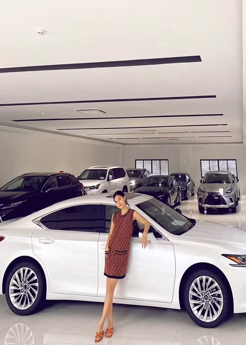 Trong cuộc phỏng vấn với Saostar, Ngọc Trinh cho hay: "Trước đây tôi không thích mua xe riêng vì bản thân là một người tự lập kinh tế, nên mọi chi tiêu đều tính toán rất kỹ. Đồng tiền sinh ra tiền mới đầu tư vào còn những kiểu như xe sang và đồ hiệu là tiêu sản. Tôi không có đam mê, nhưng sau này nhiều biến cố xảy ra khiến bản thân cũng thay đổi tư duy và suy nghĩ, những gì mình vất vả làm ra được thì mình nên tận hưởng nó một cách trọn vẹn nhất, vì cuộc sống này thật sự là vô thường". Ảnh: FBNV