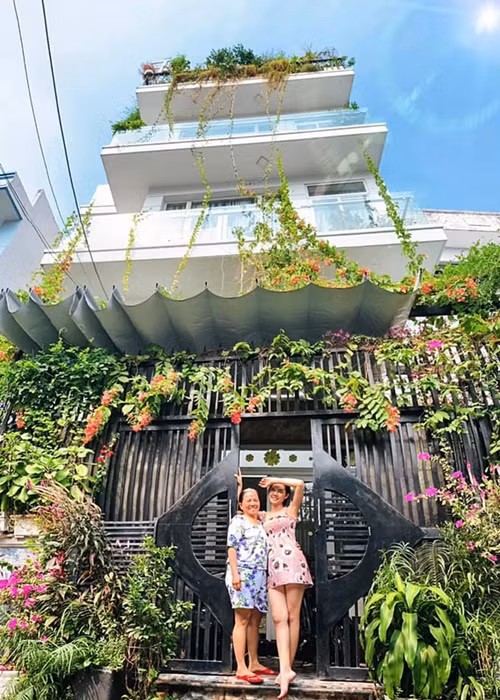 Theo Dân Việt, Ngọc Trinh có trong tay hàng chục bất động sản. Ảnh: FBNV