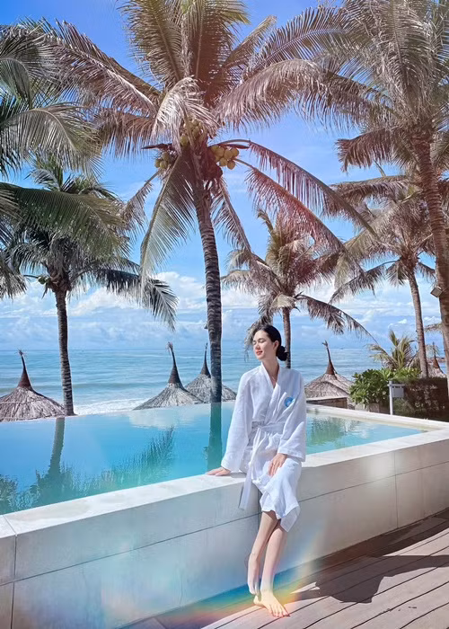 Trong cuộc phỏng vấn với Dân Việt, Ngọc Trinh cho biết, những gì cô đang có do đã gồng mình lao động đến kiệt sức để gây dựng từ gần 10 năm nay với rất nhiều mảng kinh doanh khác nhau. Ảnh: FBNV