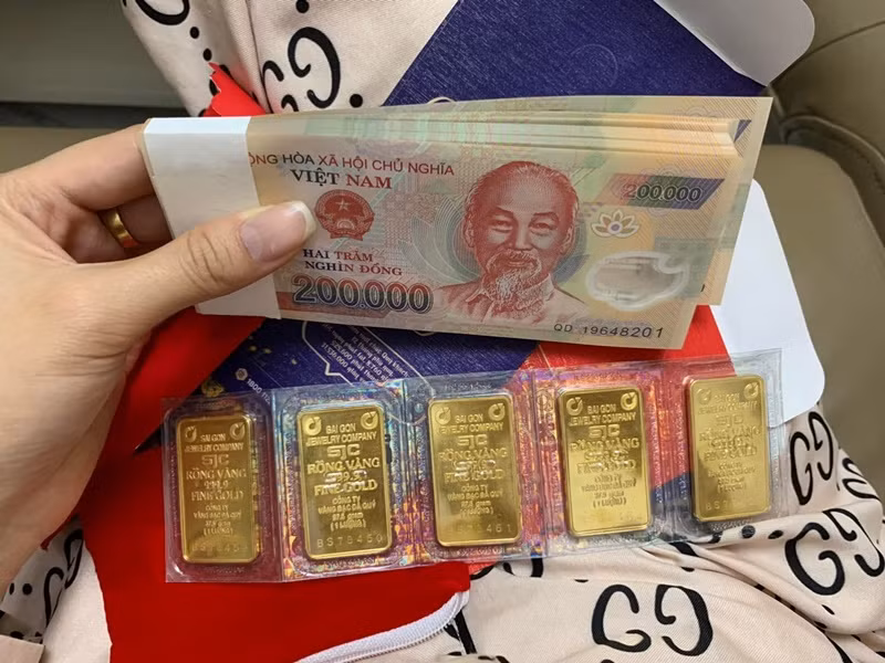 Ngọc Trinh từng đi mua một lúc 13 cây vàng. Ảnh: FBNV