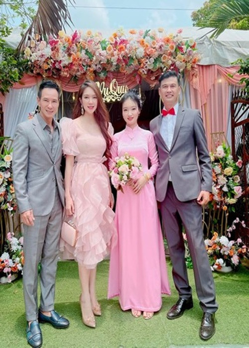 Vợ chồng Lý Hải dự hôn lễ của Tiết Cương. Ảnh: FBNV