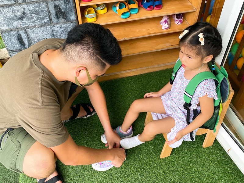 Bé Bông bắt đầu đi học từ tháng 8.