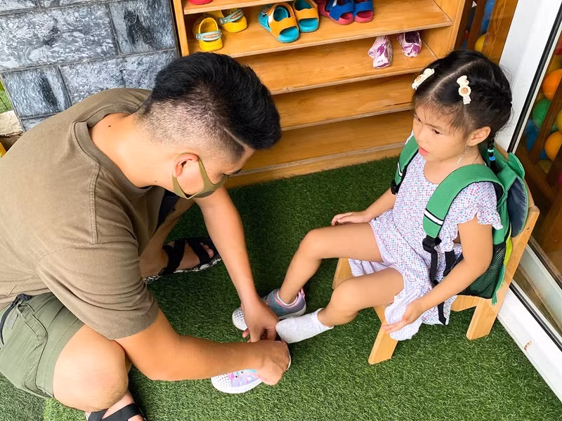 Bé Bông bắt đầu đi học từ tháng 8.