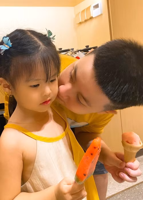 Bé Pháo - con gái riêng của Lê Phương chiều chuộng bé Bông.