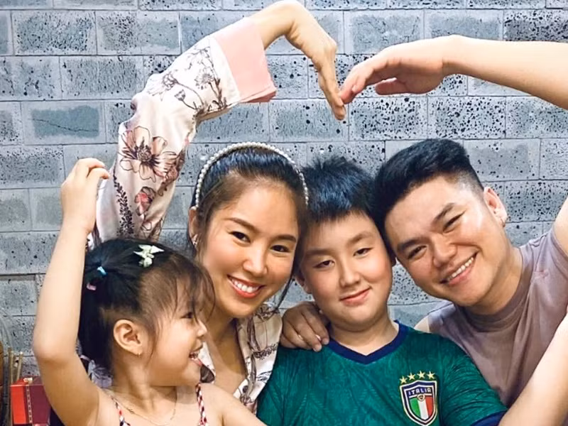 Cặp đôi lệch tuổi có cuộc sống vô cùng hạnh phúc bên con chung, con riêng.