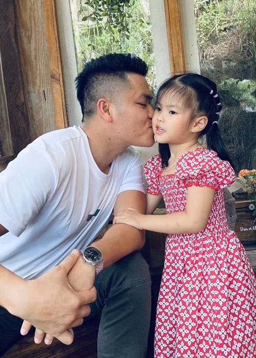 Con gái Lê Phương được bố mẹ lẫn anh trai cưng chiều.