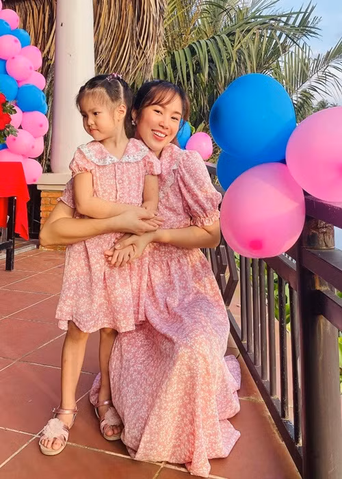 Mới đây, để giải đáp câu hỏi của nhiều bạn bè về tên thật của con gái, Lê Phương cho biết, bé Bông tên thật là Phạm Hương.