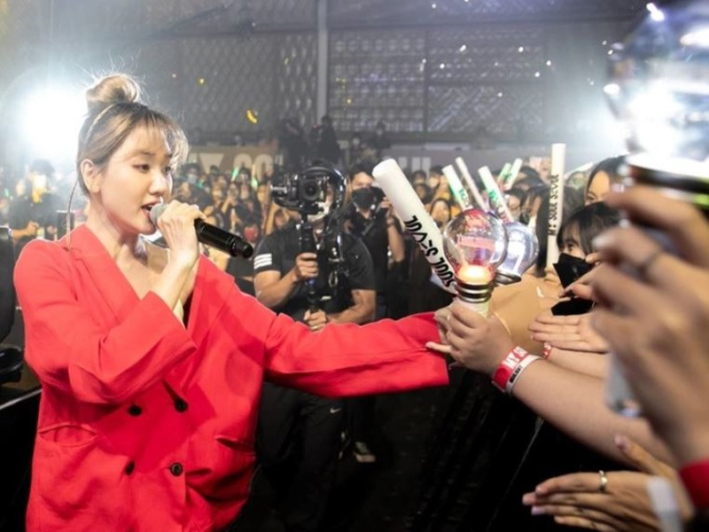 Hari Won giao lưu với khán giả khi đi hát trong một chương trình vừa diễn ra. Ảnh: Saostar