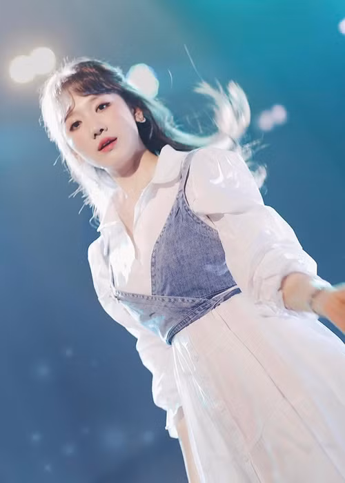 Khi trình diễn, Hari Won gần như không cười hoặc chỉ mỉm cười. Ảnh: FBNV