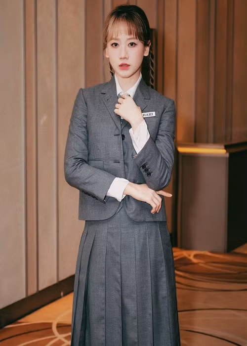 Nữ ca sĩ không có biểu cảm tự nhiên trước ống kính do bệnh tình. Ảnh: FBNV