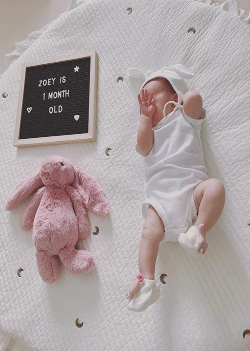 Hơn 1 tháng tuổi, con gái thứ ba của Phạm Quỳnh Anh trộm vía bụ bẫm, trắng trẻo.