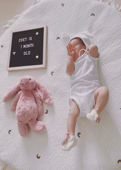 Hơn 1 tháng tuổi, con gái thứ ba của Phạm Quỳnh Anh trộm vía bụ bẫm, trắng trẻo.