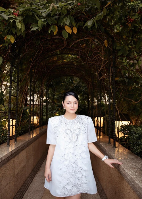 Sau sinh 18 ngày, Phạm Quỳnh Anh tham gia một sự kiện. Nữ ca sĩ diện váy rộng giấu dáng.