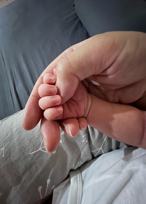 "Chân và tay đều be bé xinh xinh mà sao cái miệng hét to thế cơ chứ", Phạm Quỳnh Anh viết.