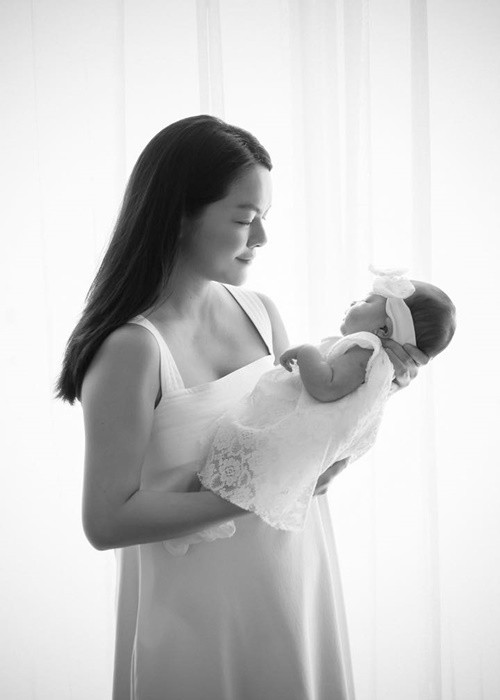 Ở góc nghiêng, gương mặt của con gái Phạm Quỳnh Anh lộ vẻ đáng yêu.