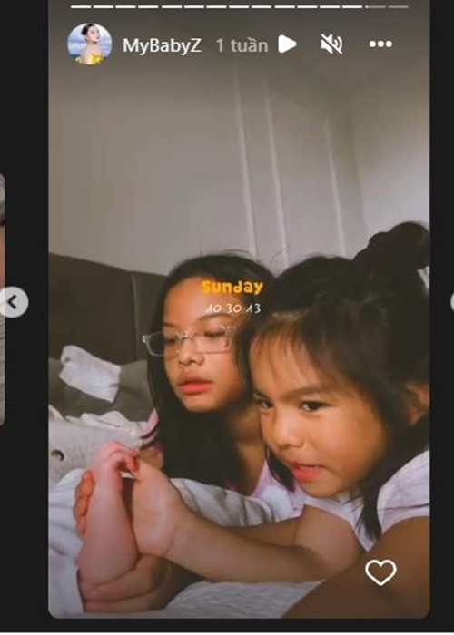 Tuệ Lâm và Tuệ An - hai con gái lớn của Phạm Quỳnh Anh hạnh phúc chơi đùa cùng em gái.