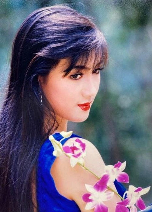 Hiền Mai gặp biến cố lớn nhất trong cuộc đời vào năm 1997 khi trên đường đi quay phim "Ráng chiều", xe chở cô bị lật, khiến cô bị gãy đốt sống cổ thứ 5, gãy cột sống lưng, mặt nát hết. Sau tai nạn đó, Hiền Mai mất 3 tháng mới trở lại cuộc sống bình thường. Ảnh: Zing