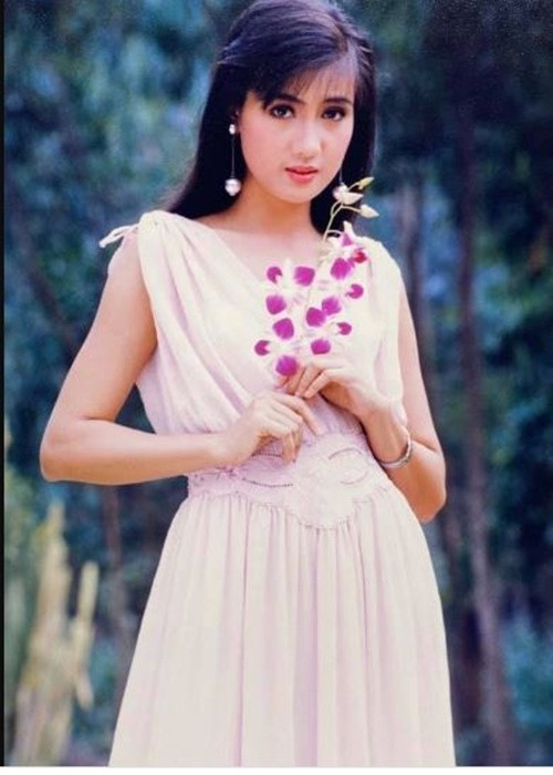 Hiền Mai được mệnh danh là “Nữ hoàng ảnh lịch” thập niên 90, cùng thời với Việt Trinh, Y Phụng, Diễm Hương. Việt Trinh từng chia sẻ, ảnh của Hiền Mai không chỉ lên lịch mà còn được in trên kẹo me, kẹo dừa và hộp vé số. Ảnh: Zing