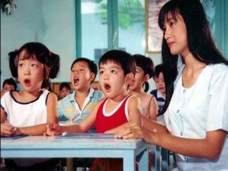 Diễn viên Hiền Mai sinh năm 1967, xuất thân là người mẫu. Khi lấn sân diễn xuất, cô nổi tiếng nhờ vai diễn cô giáo Mai trong phim "Tuổi thần tiên" phát sóng năm 1995. Về sau, Hiền Mai đóng các phim: "Xin lỗi tình yêu", "Chuyến tàu hoàng hôn", "Như khúc tình ca", "Giao thời", "Ráng chiều". Ảnh: Dân Trí