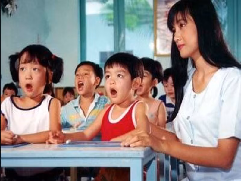 Diễn viên Hiền Mai sinh năm 1967, xuất thân là người mẫu. Khi lấn sân diễn xuất, cô nổi tiếng nhờ vai diễn cô giáo Mai trong phim "Tuổi thần tiên" phát sóng năm 1995. Về sau, Hiền Mai đóng các phim: "Xin lỗi tình yêu", "Chuyến tàu hoàng hôn", "Như khúc tình ca", "Giao thời", "Ráng chiều". Ảnh: Dân Trí