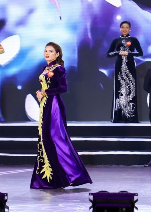 Chia sẻ với Dân Trí, Đặng Thị Hương khẳng định trang cá nhân không hề đăng những phát ngôn bôi nhọ cuộc thi mà trang cá nhân bị hack 6 lần. Bà còn cho rằng bản thân được ban tổ chức "chào mời" mua giải nhưng sau này, bà phát hiện giải á hậu 3 mà mình nhận được là giải "không chính thức". Đặng Thị Hương chia sẻ: "Hôm nay, khi nhận được văn bản thu hồi từ Ban Tổ chức, tôi có phản ánh với họ những lý do này là không chính xác. Giải tôi bị thu hồi là do nó vốn không phải giải chính thức, chứ không phải vì tôi có hành vi, phát ngôn sai trái". Bà khẳng định cuộc sống, danh dự của bà đã bị ảnh hưởng nặng nề sau cuộc thi nên sẽ tổ chức họp báo trong thời gian tới để làm rõ tất cả chi tiết vụ ồn ào. Ảnh: Dân Trí