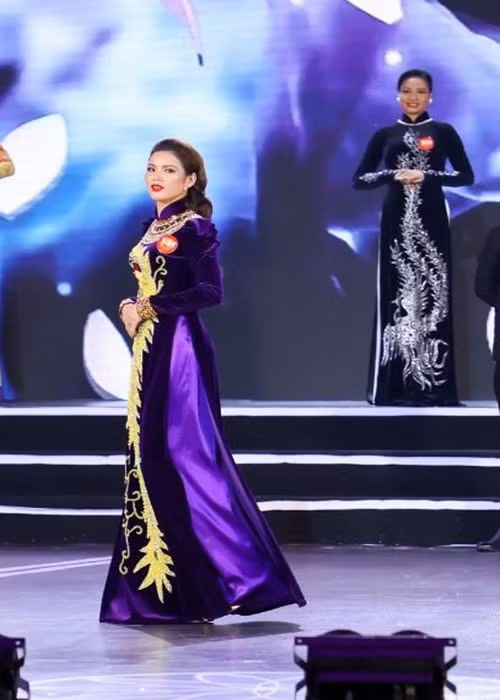 Chia sẻ với Dân Trí, Đặng Thị Hương khẳng định trang cá nhân không hề đăng những phát ngôn bôi nhọ cuộc thi mà trang cá nhân bị hack 6 lần. Bà còn cho rằng bản thân được ban tổ chức "chào mời" mua giải nhưng sau này, bà phát hiện giải á hậu 3 mà mình nhận được là giải "không chính thức". Đặng Thị Hương chia sẻ: "Hôm nay, khi nhận được văn bản thu hồi từ Ban Tổ chức, tôi có phản ánh với họ những lý do này là không chính xác. Giải tôi bị thu hồi là do nó vốn không phải giải chính thức, chứ không phải vì tôi có hành vi, phát ngôn sai trái". Bà khẳng định cuộc sống, danh dự của bà đã bị ảnh hưởng nặng nề sau cuộc thi nên sẽ tổ chức họp báo trong thời gian tới để làm rõ tất cả chi tiết vụ ồn ào. Ảnh: Dân Trí