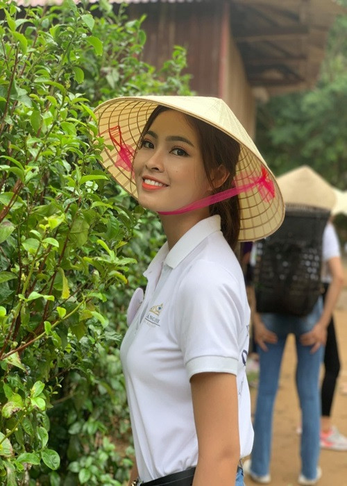 Phía ban tổ chức cho biết, Ngọc Huyền đã vi phạm nhiều điều khoản quy định sau khi đăng quang. Người đẹp không tham gia các chương trình nhằm quảng bá du lịch Quảng Bình, các hoạt động thiện nguyện dù ban tổ chức yêu cầu. Ngoài ra, Ngọc Huyền đã đăng ký kết hôn rồi ly hôn đồng thời vướng nhiều tin đồn không hay trên mạng xã hội. Ngoài tước vương miện, Ngọc Huyền còn bị buộc phải trả lại 50 triệu đồng tiền thưởng cùng các giải thưởng khác đã nhận trong đêm chung kết, cũng như bị yêu cầu đền bù thiệt hại do ảnh hưởng đến hình ảnh và uy tín của cuộc thi. Ảnh: Người lao động