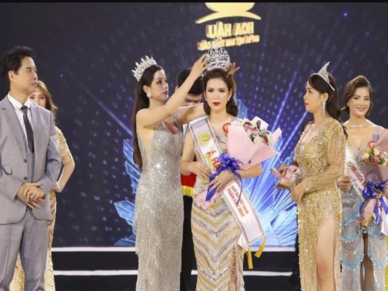 Mới đây, theo Vietnamnet, ban tổ chức Hoa hậu Quý bà Việt Nam Toàn cầu 2022 ra quyết định thu hồi danh hiệu Á hậu 3 và Người đẹp truyền thông của Đặng Thị Hương vì hành vi "làm ảnh hưởng đến danh hiệu, uy tín cuộc thi". Ảnh: Dân Trí