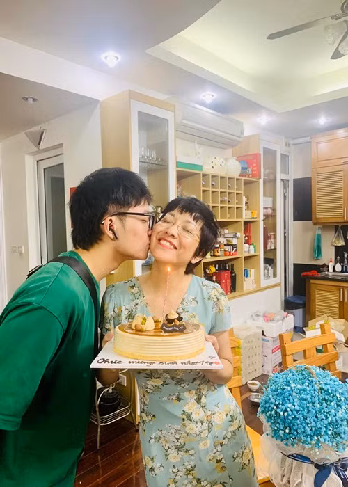 Thảo Vân trải lòng: "Hôm nay quay về Hà Nội, công việc luôn cho tới tối, về tới nhà chưa thấy con trai đâu cả. Lát sau thấy cháu gái tự dưng tắt hết mọi bóng điện đi, và cửa mở… Con trai bưng một chiếc bánh sinh nhật bước vào cùng một giỏ hoa li ti xanh dịu. Ôi chao. Cái cảm giác ấm áp ngọt ngào lan tỏa khắp người này thật sự rất thích”.