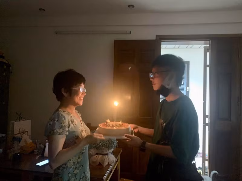 Mới đây, trên trang cá nhân, MC Thảo Vân chia sẻ hình ảnh đón sinh nhật lần thứ 52. Cô được con trai Gia Bảo tặng bánh sinh nhật và hoa.