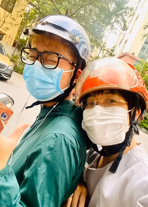 Thảo Vân khoe được con trai đưa đón.