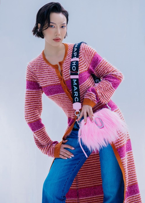 Theo Dân Việt, lúc mới vào nghề, đóng những vai quần chúng vô danh, Diệu Nhi có cát-sê 150.000 đồng mỗi đêm, sau đó tăng lên 200.000 đồng khi diễn được 1 năm ở sân khấu Thế Giới Trẻ. Năm 2018, cát-sê sân khấu của Diệu Nhi đã tăng gấp 4 lần. Ảnh: FBNV