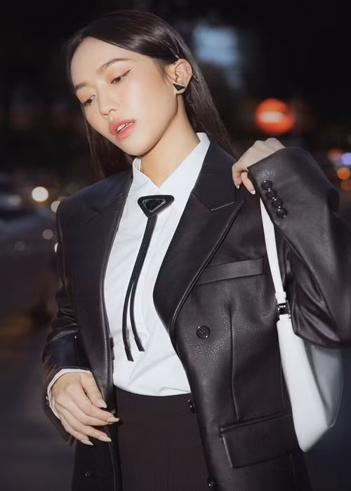 Ngoài thu nhập sân khấu, Diệu Nhi còn những nguồn thu ngoài như việc quảng cáo, đóng phim. “Có thể gấp vài chục lần số tiền trước đây tôi từng kiếm, nhưng tôi là một người lấy giá rất vừa phải”, cô chia sẻ. Ảnh: FBNV