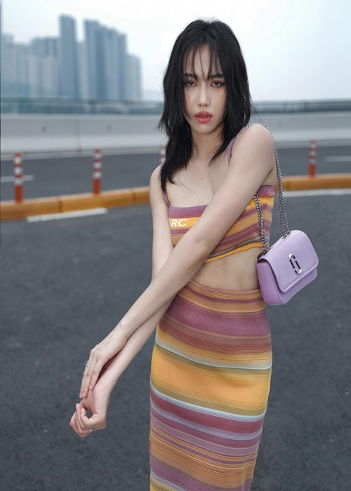 Nữ diễn viên hài nói: “Vì gu của anh ấy khác những đàn ông bình thường lắm. Anh không thích tôi trang điểm, luôn nói tôi đơn giản, mộc mạc là đẹp nhất”. Ảnh: FBNV