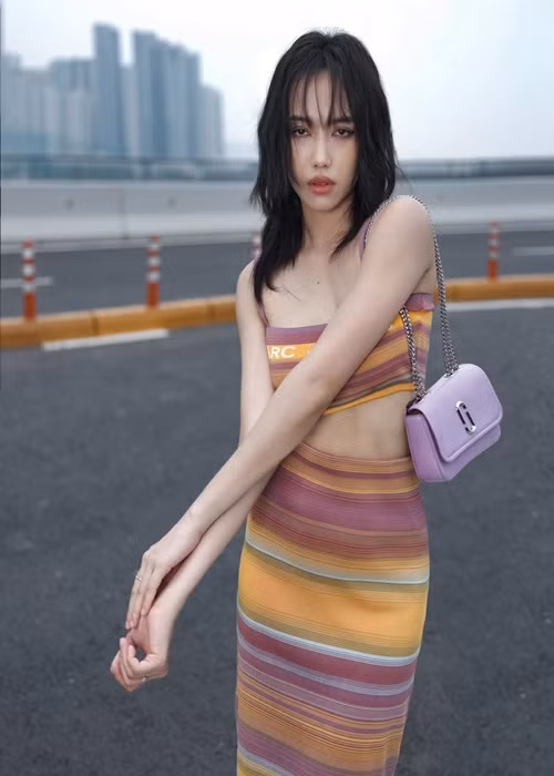 Nữ diễn viên hài nói: “Vì gu của anh ấy khác những đàn ông bình thường lắm. Anh không thích tôi trang điểm, luôn nói tôi đơn giản, mộc mạc là đẹp nhất”. Ảnh: FBNV