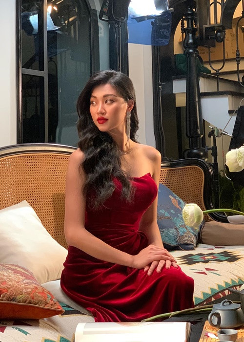 Chân dài đánh bại 29 thí sinh tài sắc khác để giành ngôi vị cao nhất.