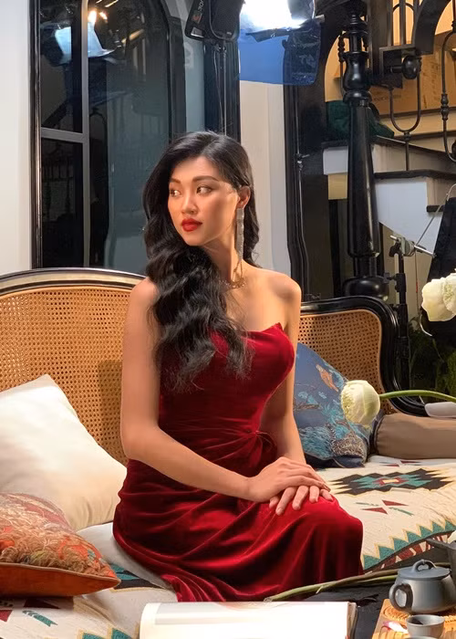 Chân dài đánh bại 29 thí sinh tài sắc khác để giành ngôi vị cao nhất.